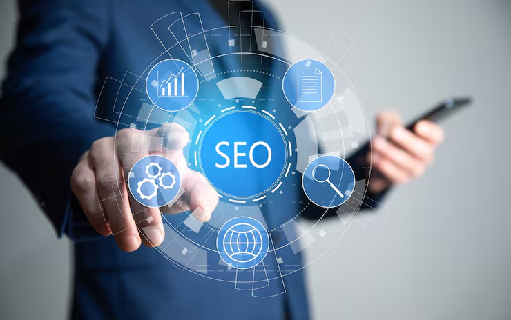 Consultant SEO analysant les performances d’un site internet